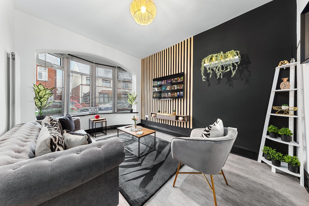 2 Bed Flat Sleeps 8 Pets Parking Wifi in Blackpool, United Kingdom