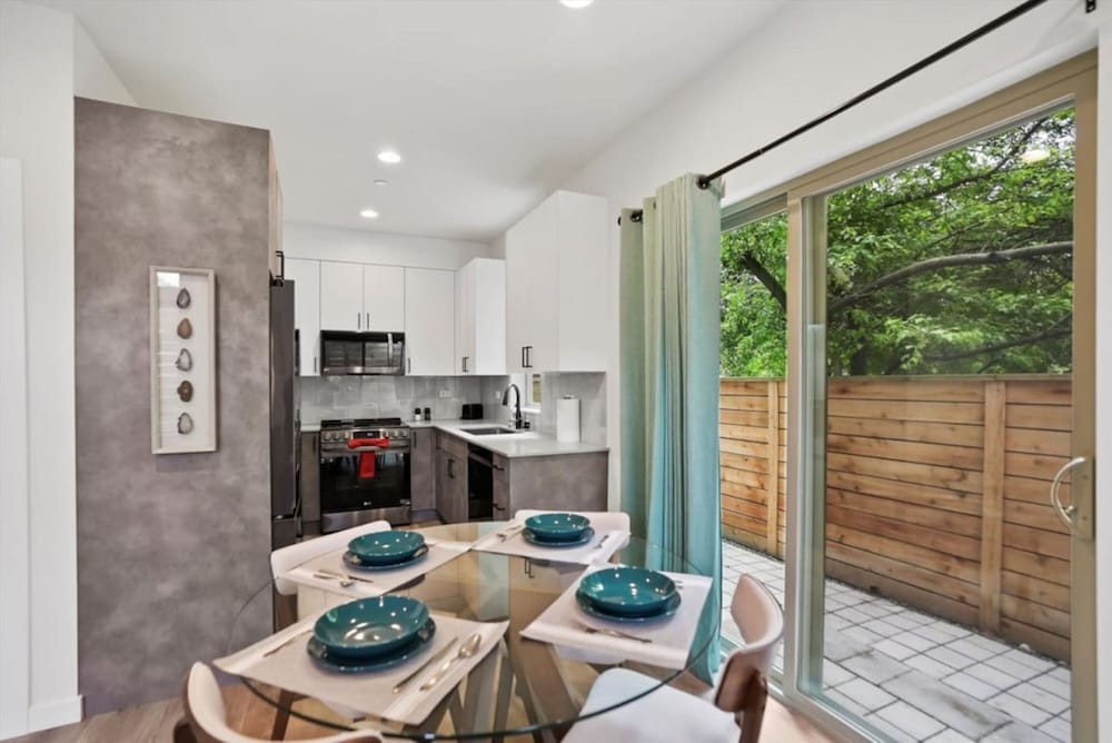 3Br 2.5Ba Rooftop View Green Lake Hideaway - photo 18