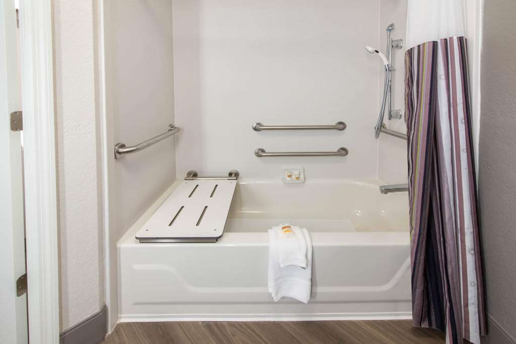 La Quinta Inn & Suites by Wyndham Tampa Brandon Regency Park - photo 23
