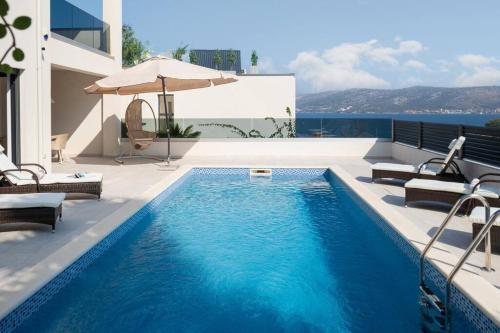 Villa Palm Bay 2 heated pool 10 m from the sea — 4-Star Luxury Hotel in Rogoznica, Croatia