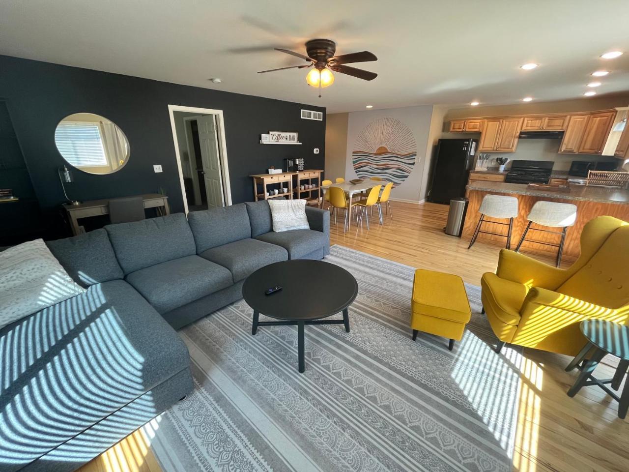 Large 5 Bed Lake Geneva Home 4 Blocks From Lake — 4-Star Luxury Hotel in Lake Geneva, United States