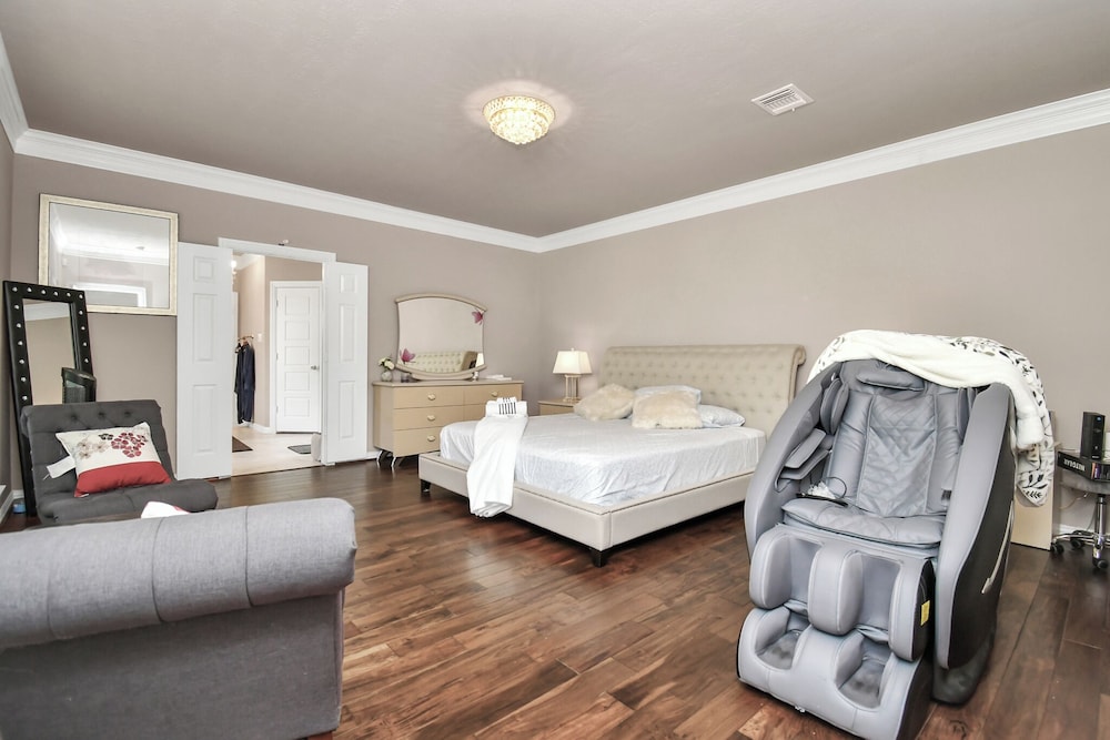 Reign Mini Mansion in Houston, United States