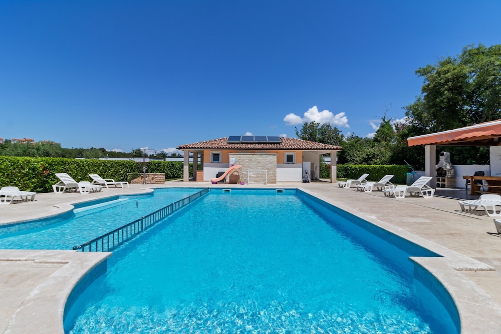 Mobile Home in Banjole near Beach Centinera — 4-Star Luxury Hotel in Medulin, Croatia