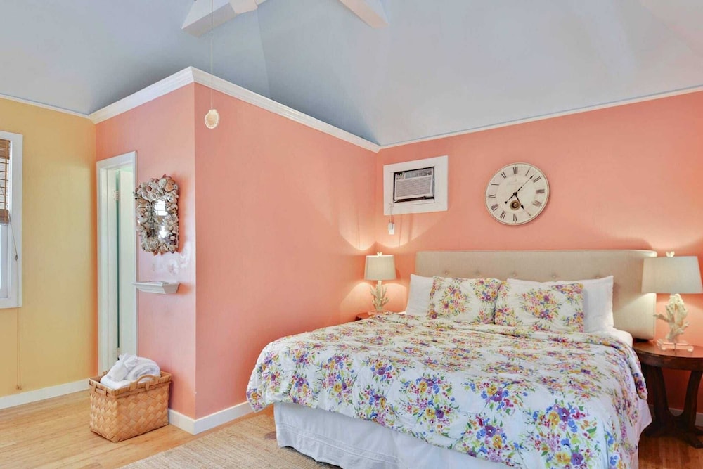 Tranquility by Avantstay Close to Duval St w BBQ & Shared Pool - photo 16