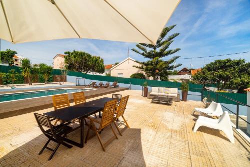 WHome Sea Breeze House with Pool & BBQ in Ericeira — 4-Star Luxury Hotel in Santo Isidoro, Portugal