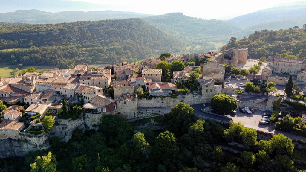 Les Remparts — Venasque