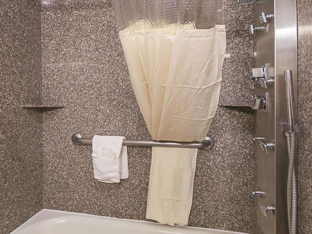 La Quinta Inn & Suites by Wyndham Kingwood Houston IAH Airpt - photo 14