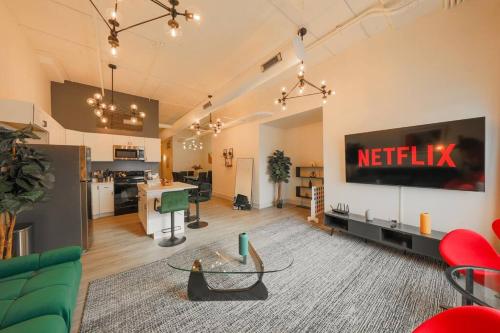 Spacious 5BR Luxury Suite Perfect for Groups with Gym Access and Optional Parking Near McCormick Place Grant Park and Soldier Field — 4-Star Luxury Hotel in Chicago, United States