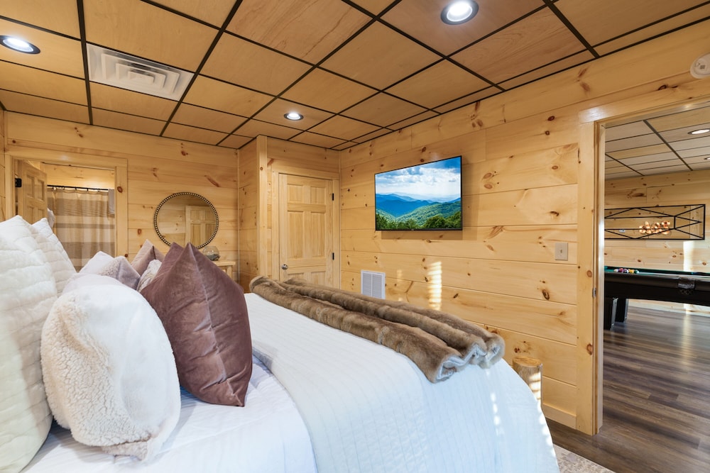Parkway Paradise w Private Hot Tub — Pigeon Forge — photo 4