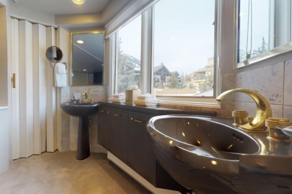 1 Bedroom Boutique Resort Condo With Hot Tub Access and Within Walking Distance to the Eagle Bahn Gondola - photo 7