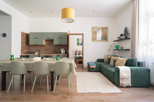 Premium Central Apartment with 4 Bedrooms 3 Bathrooms at Synagogue — 4-Star Luxury Hotel in Budapest, Hungary