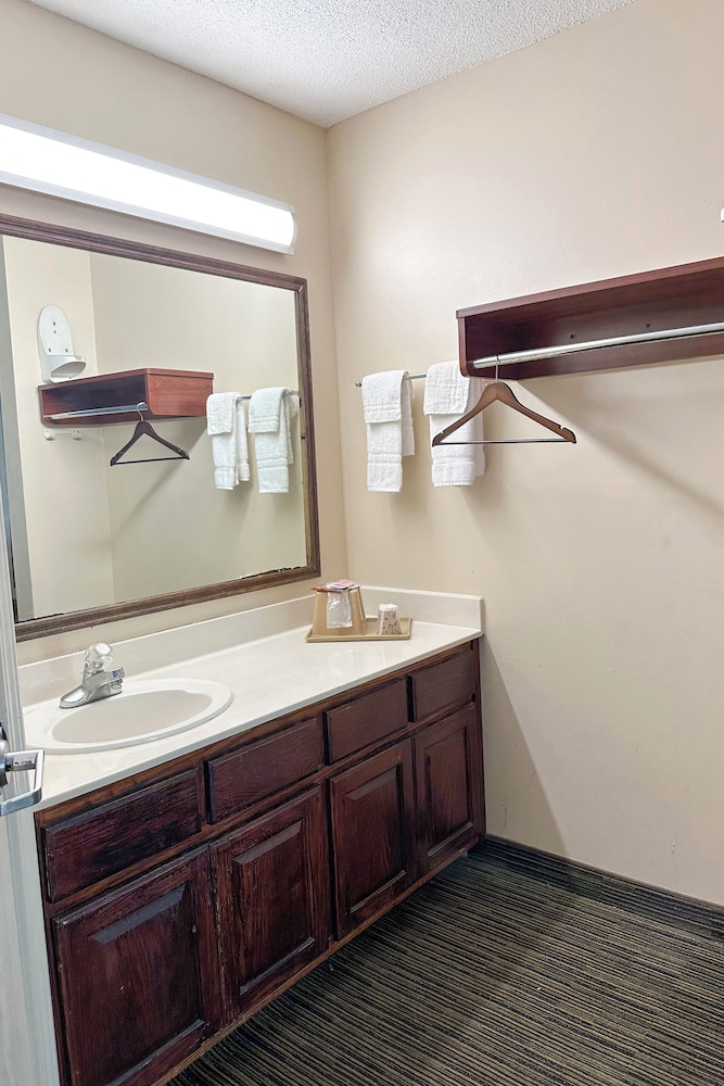 Bonita Lakes Inn by Capital O Meridian I20 - photo 67