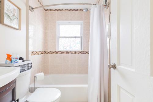 Classic Brick House 4BR 3BA Perfect for Families Near DC — 4-Star Luxury Hotel in Arlington, United States
