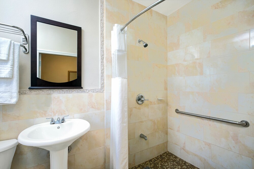 Sun and Surf Inn - photo 12