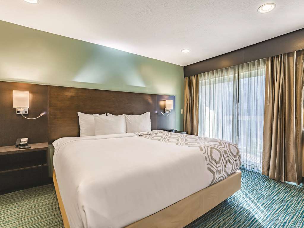 La Quinta Inn & Suites by Wyndham San Francisco Airport West - photo 51