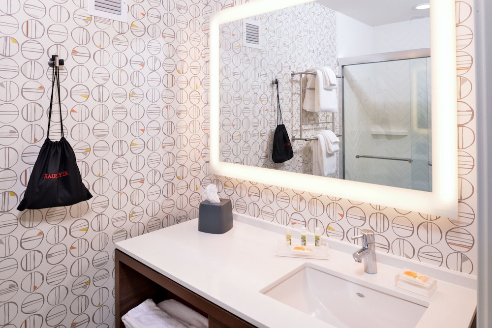 Holiday Inn Hotel & Suites Farmington Hills Detroit NW by IHG - photo 11