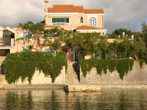 Apartment Valerija — 4-Star Luxury Hotel in Privlaka, Croatia
