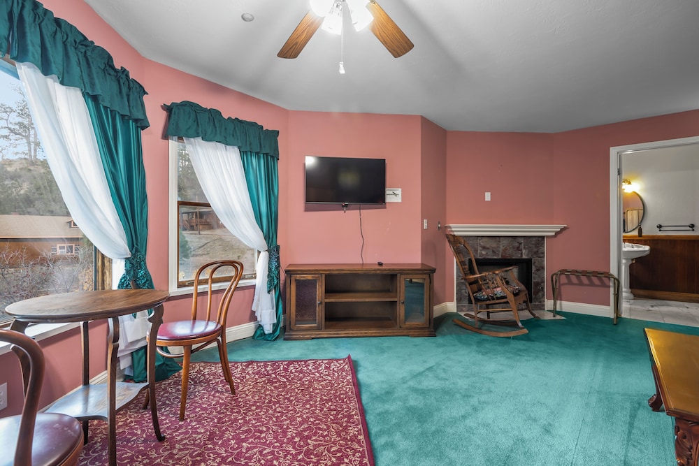 Luxary Castle And Spa Near Skiing Resort 20796700 — Wrightwood