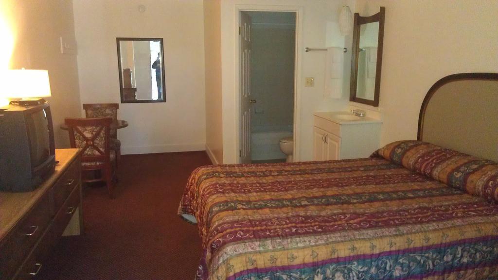 Bremerton Inn - photo 8