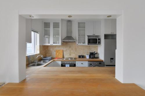 Charming 2 Bed Sea Point Retreat Mountain Views