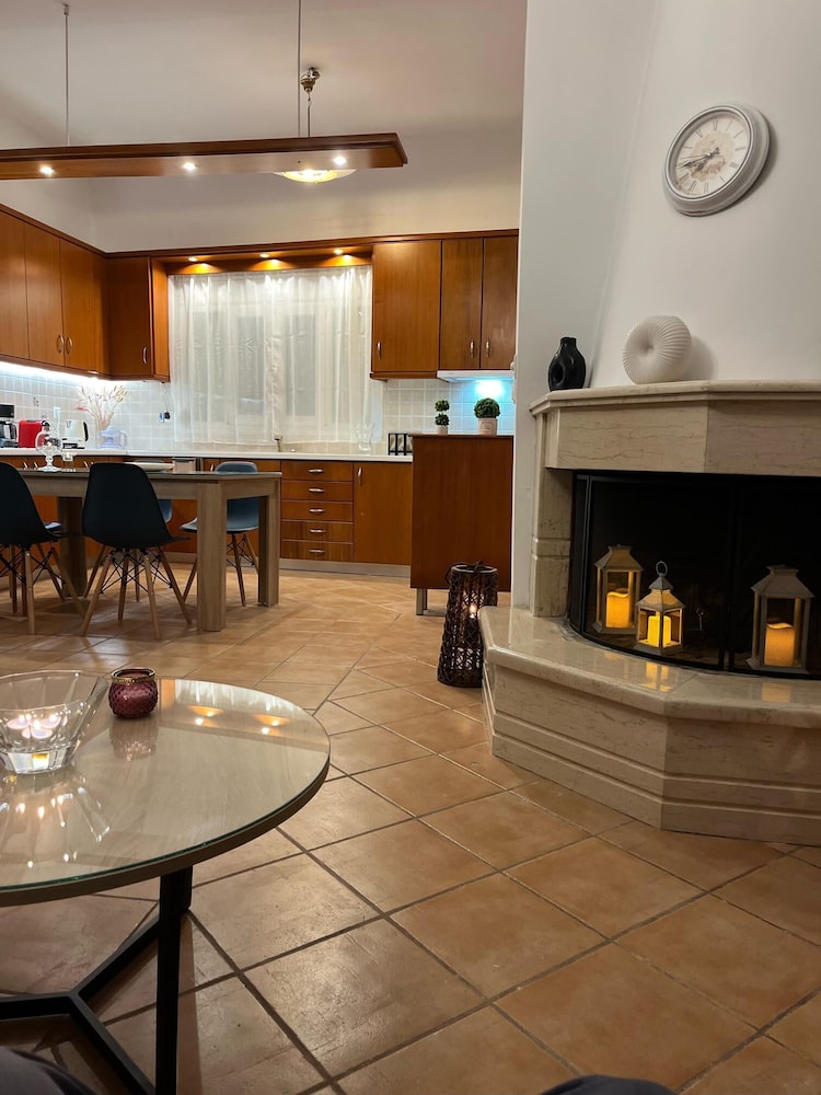 Olive Gem 2 bed Apt Sleeps 4 With Fireplace — 4-Star Luxury Hotel in Kyparissia, Greece
