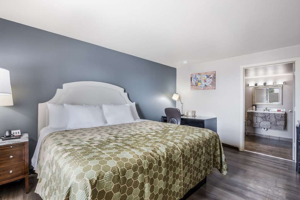 Econo Lodge Neenah - photo 15