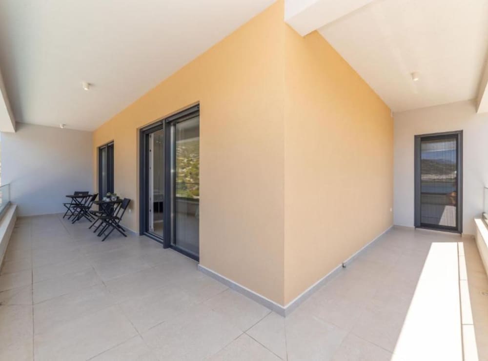 Familiy Villa Navis with heated pool — 4-Star Luxury Hotel in Ploce, Croatia