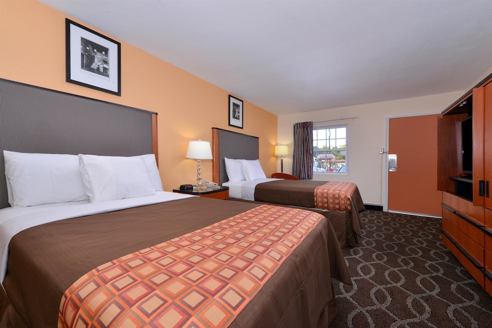 Media Inn and Suites - photo 7
