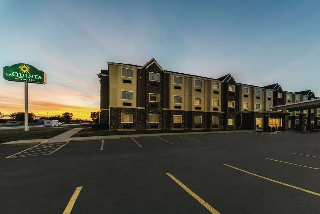 La Quinta Inn & Suites by Wyndham Collinsville St. Louis - photo 4
