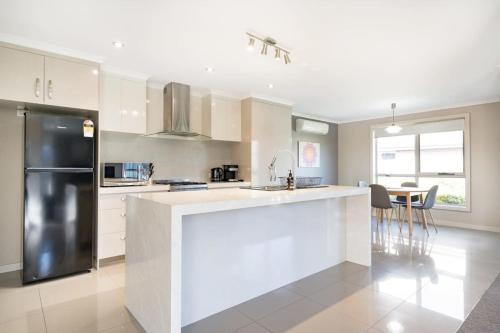 Cute and Cosy 2 Bedroom Unit with Parking and WiFi — 4-Star Luxury Hotel in Kings Meadows, Australia