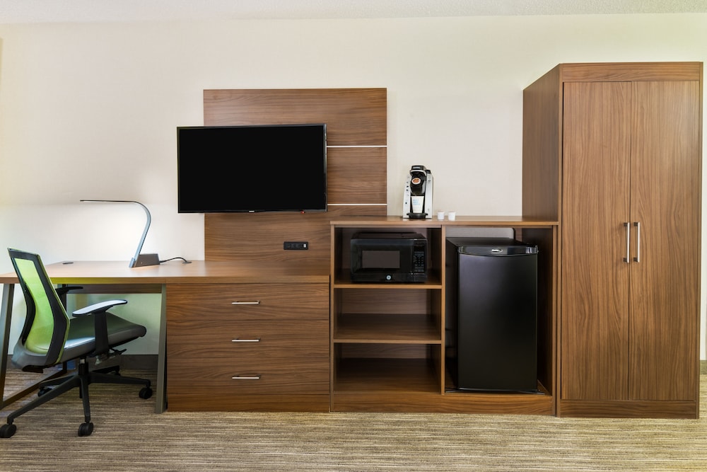 Holiday Inn Express Hotel & Suites Bentonville by IHG - photo 21