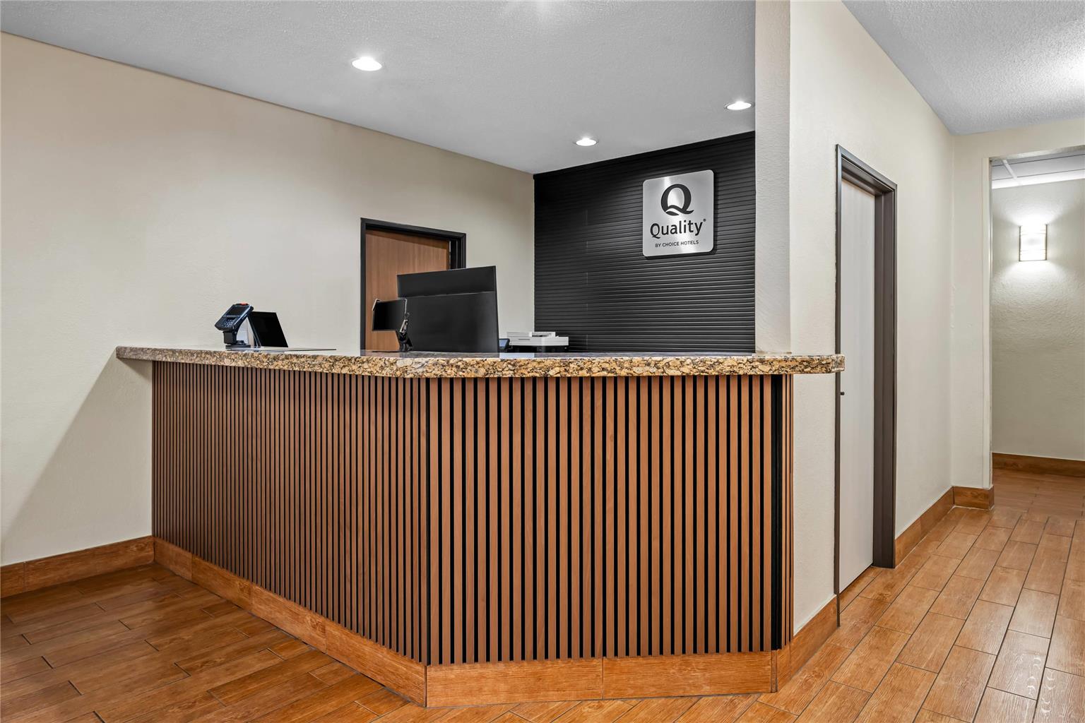 Quality Inn Dubuque on Hwy 20 - photo 6