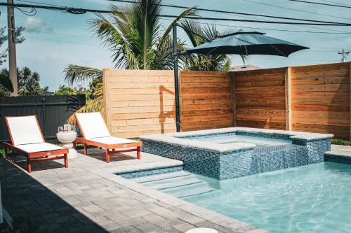 Luxurious Waterfront Home with Heated Pool and Jacuzzi — 4-Star Luxury Hotel in Cape Coral, United States