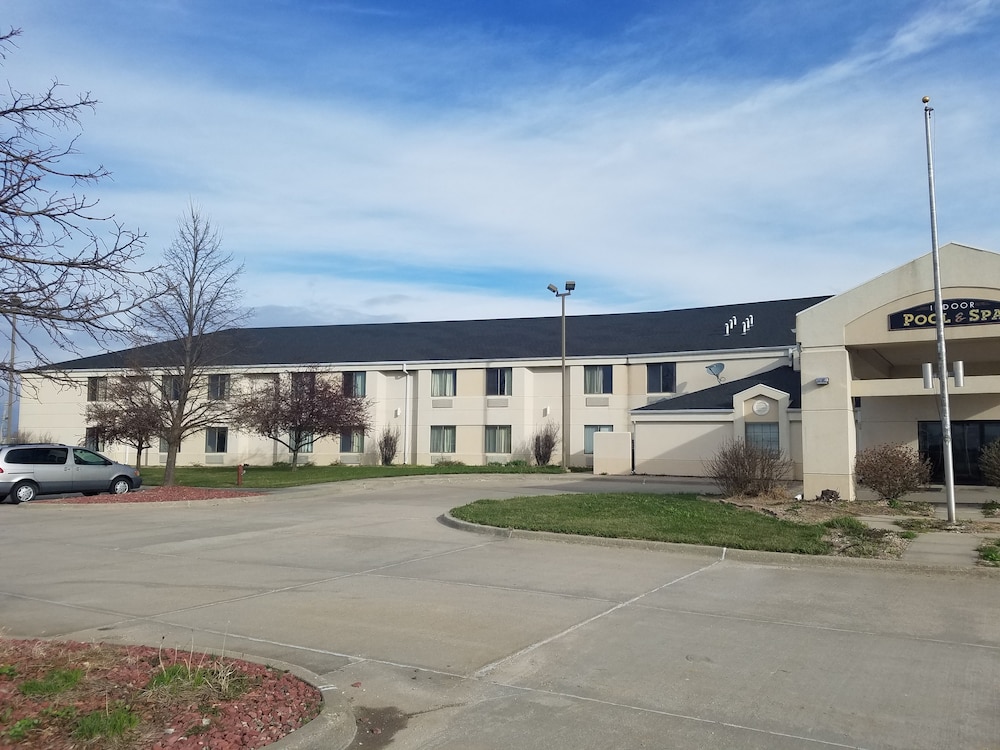 Syracuse Inn & Suites - photo 2