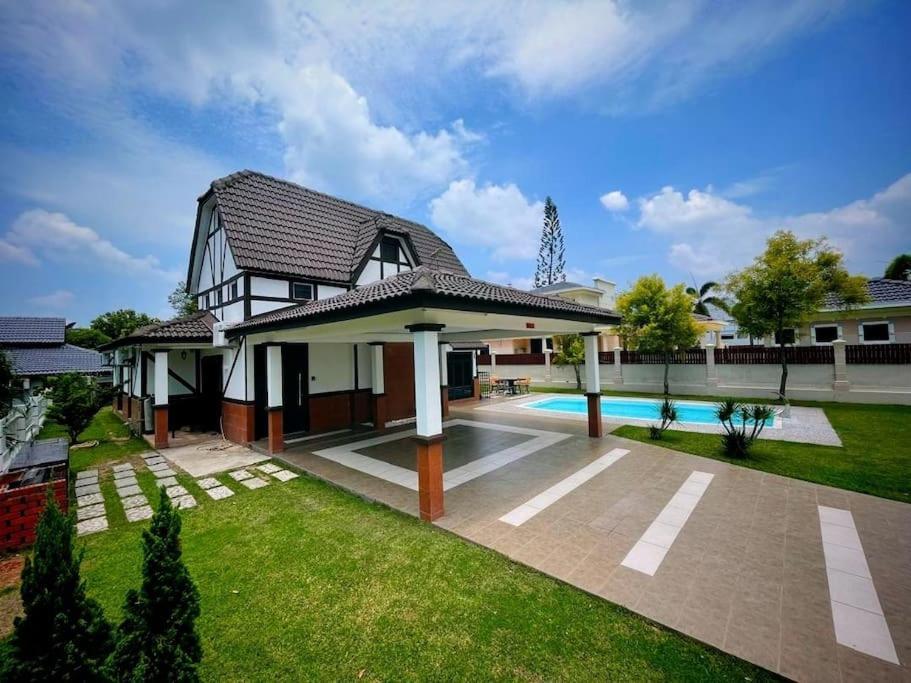 Villa D'Astana A'Famosa Resort Pool BBQ Karaoke — 4-Star Luxury Hotel in Alor Gajah, Malaysia