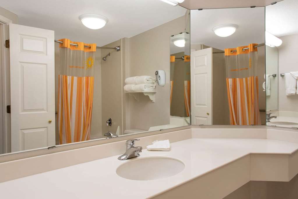 La Quinta Inn & Suites by Wyndham Denver Southwest Lakewood - photo 18