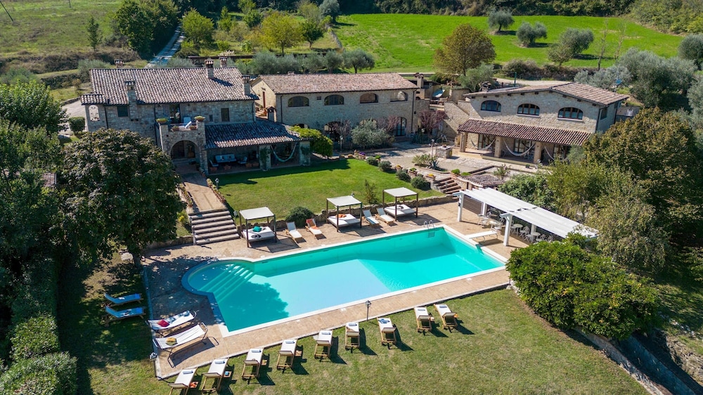 Residenza Collefiorito 26 Emma Villas — 4-Star Luxury Hotel in Todi, Italy