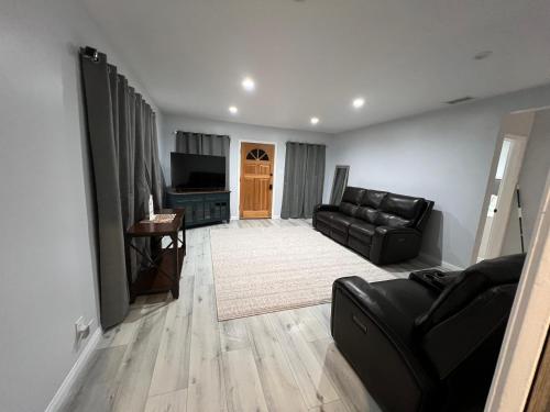 Spacious Two Bedroom in Santa Monica #E — 5-Star Luxury Hotel in Los Angeles, United States