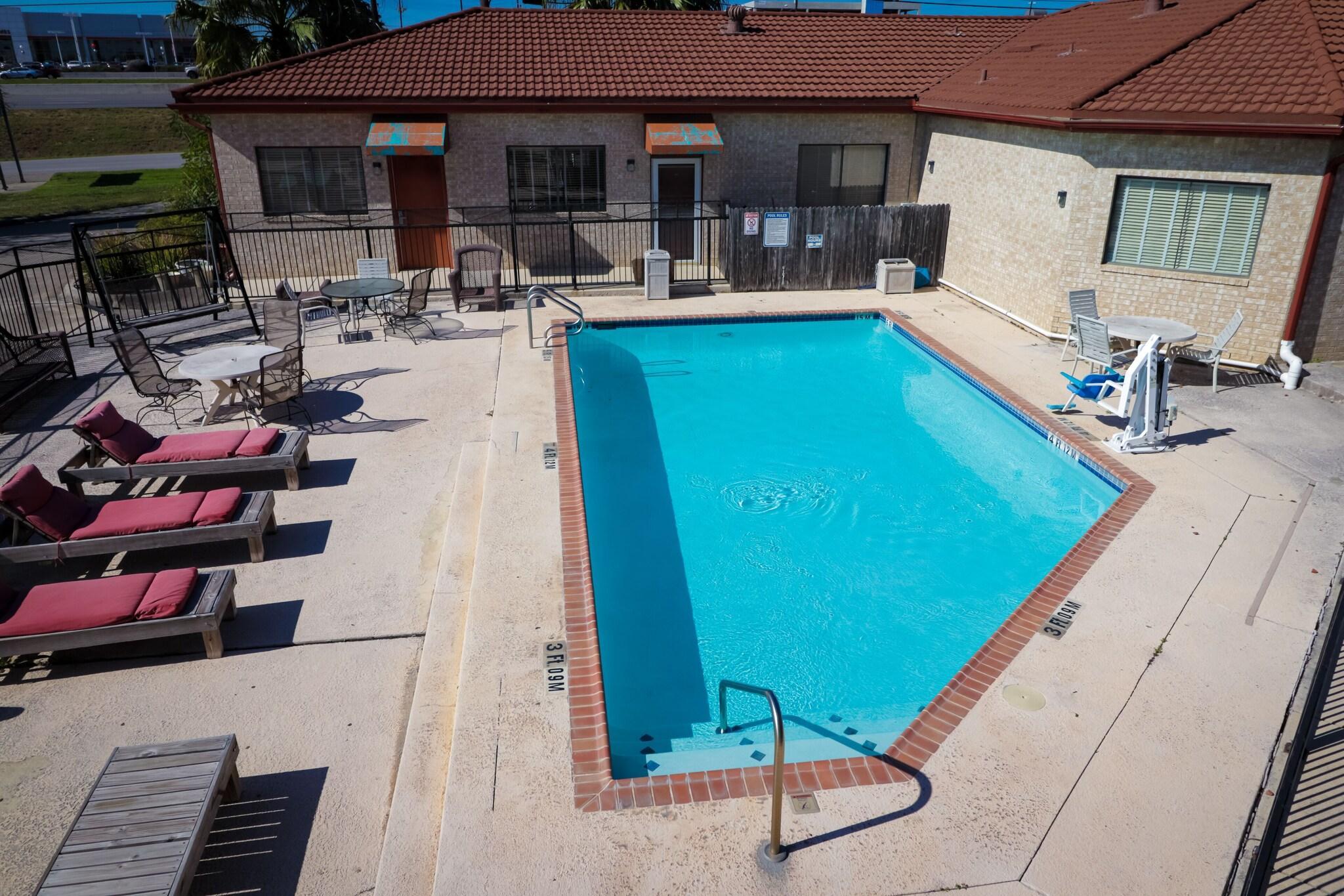 University Inn & Suites San Antonio - photo 3