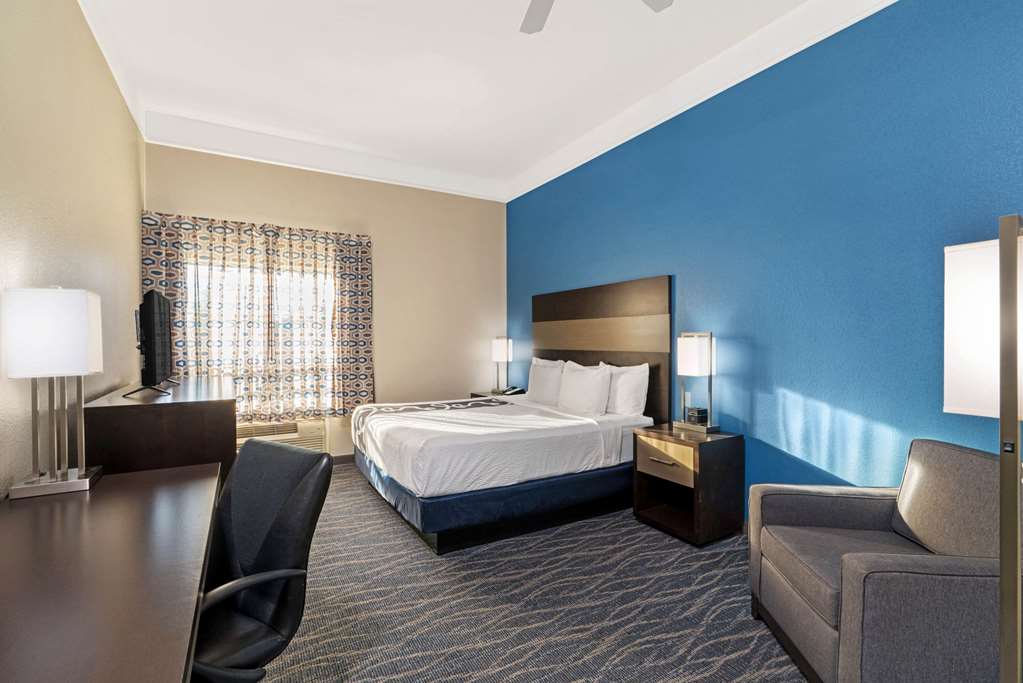 La Quinta Inn & Suites by Wyndham Phoenix I 10 West - photo 31