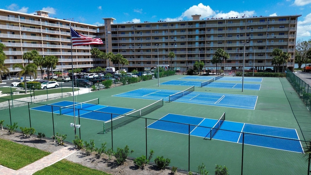 Bayshore Yacht & Tennis 409 Premier — 4-Star Luxury Hotel in Indian Shores, United States