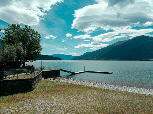 Dascio Lakefront with Private Garden And Parking — hotel in Sorico