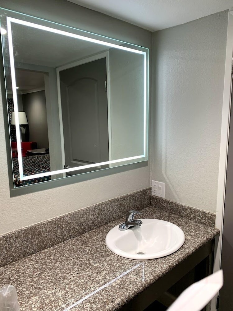 La Puente Inn Motel - photo 18