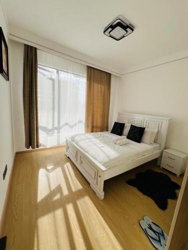 Luxe 2BR Apt Behind A Prime Mall
