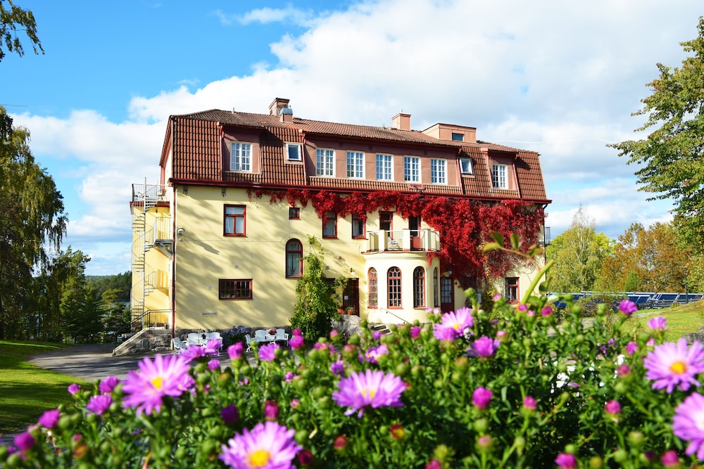 Vätternterrassen - carbon neutral hotel in Hammar