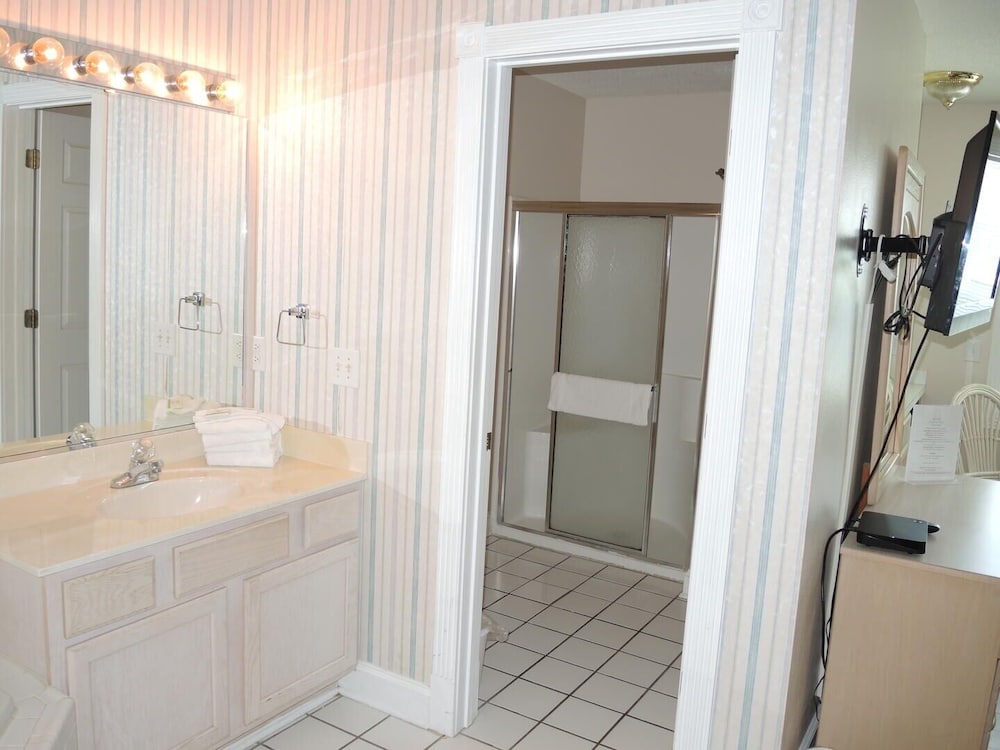 Golf Resort Villa 509 within Walking Distance to Food and the Pool by RedAwning - photo 17