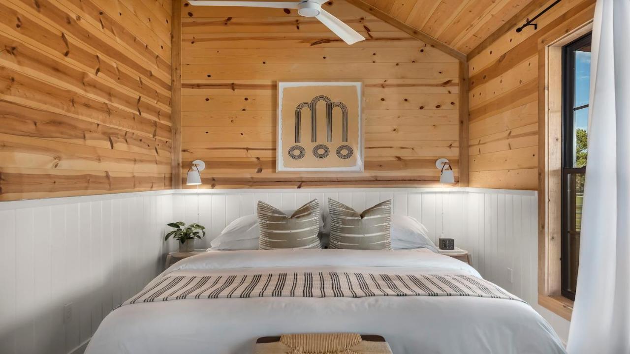 Sweet Paradise cabin with private hot tub — 4-Star Luxury Hotel in Fredericksburg, United States