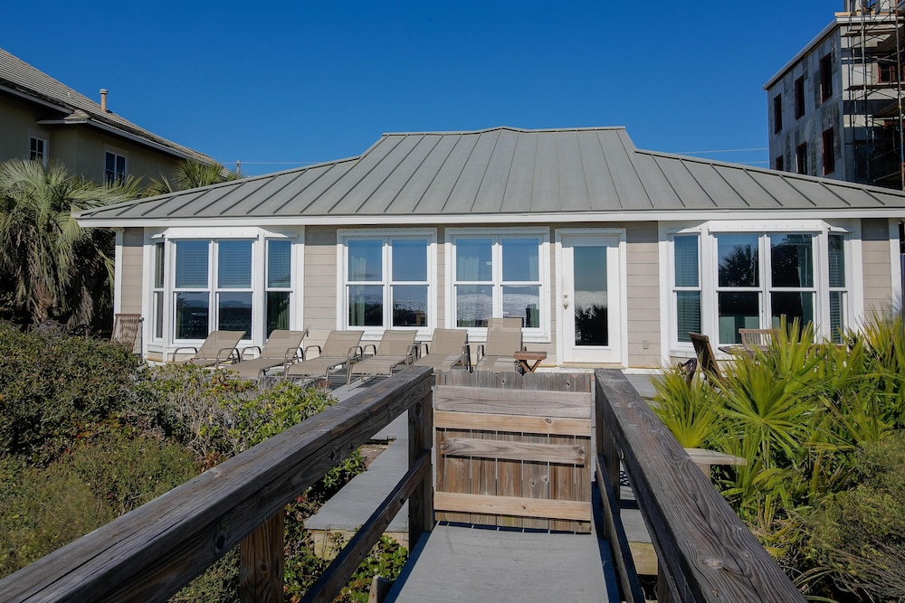 She Sells Seashells - carbon neutral hotel in Unknown City