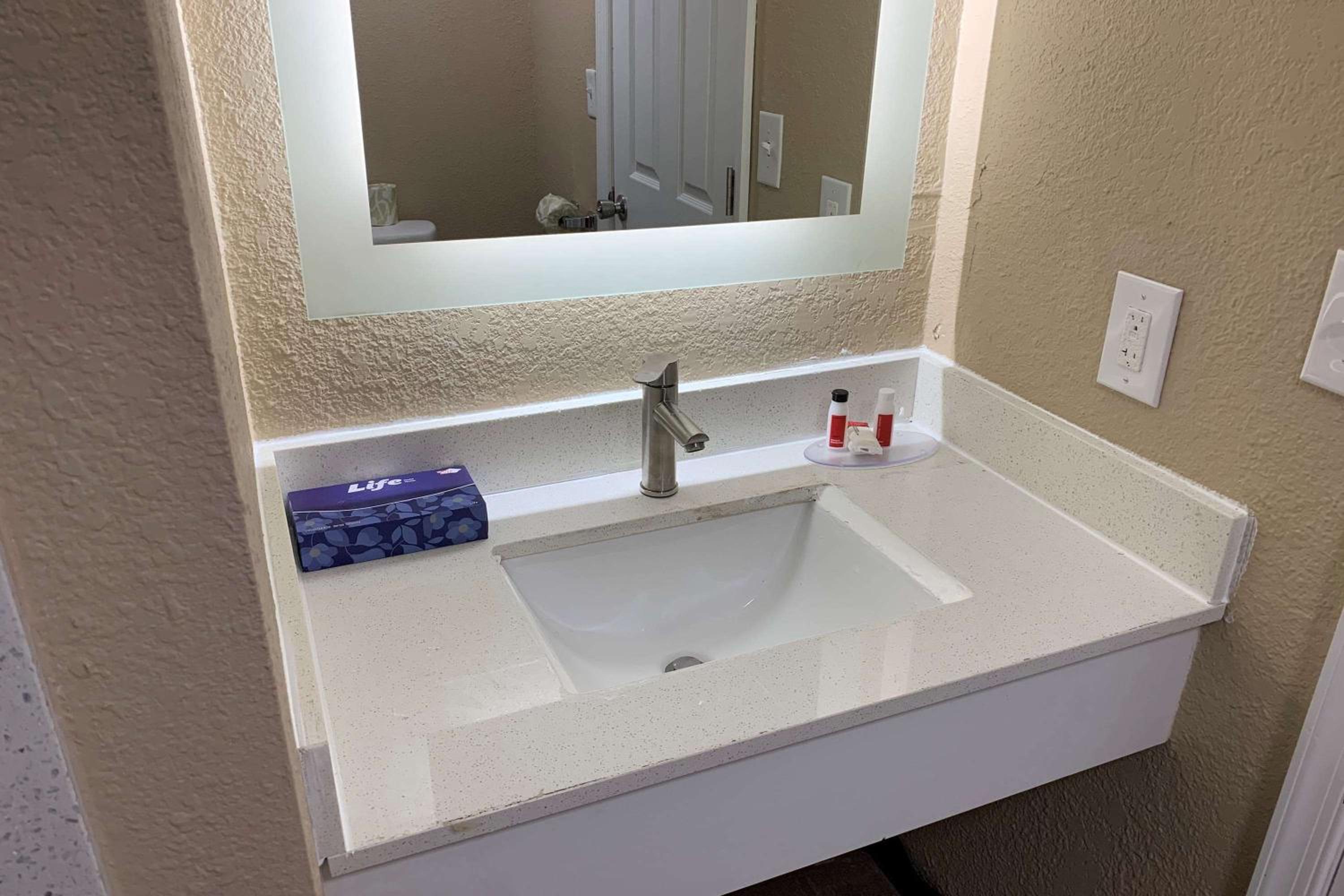 Super 8 by Wyndham Newport News - photo 10