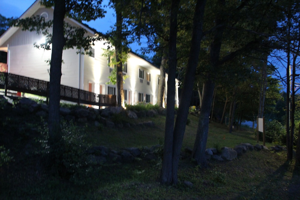 Crestwood Inn in Gravenhurst, Canada